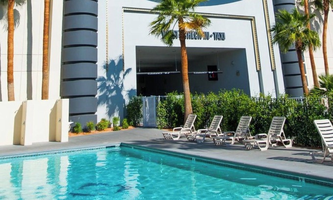 Downtown Las Vegas Hotel | 3 Deluxe Two Queen Rooms at The D Las Vegas