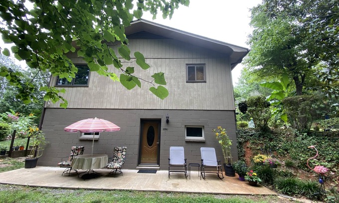 Mill Spring House | 3 Dog Night (Vacation Rental) Private. 7 min to T.I.E.C