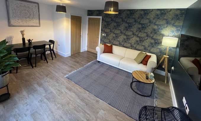 Stanwell House | 3 Double Bed Luxurious House Near Heathrow Airport