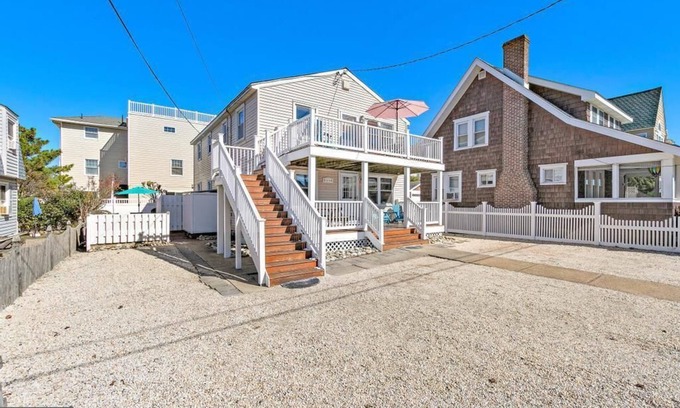 North Beach Haven House | 3 Houses to the Beach!