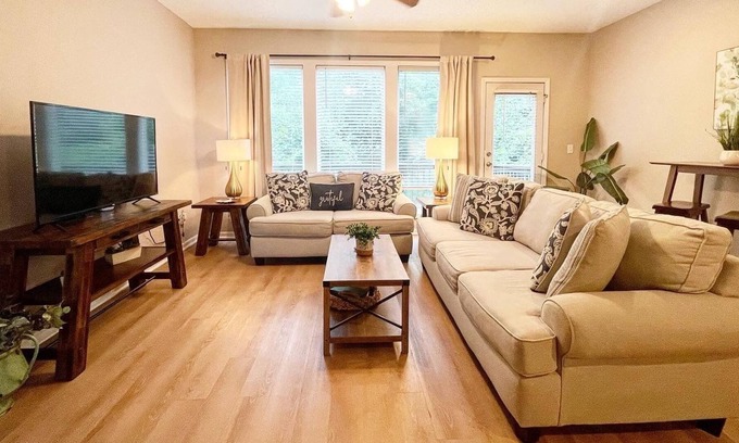 Waldron House | 3 KING Beds + Near Legend's Outlet Mall + Smart TV