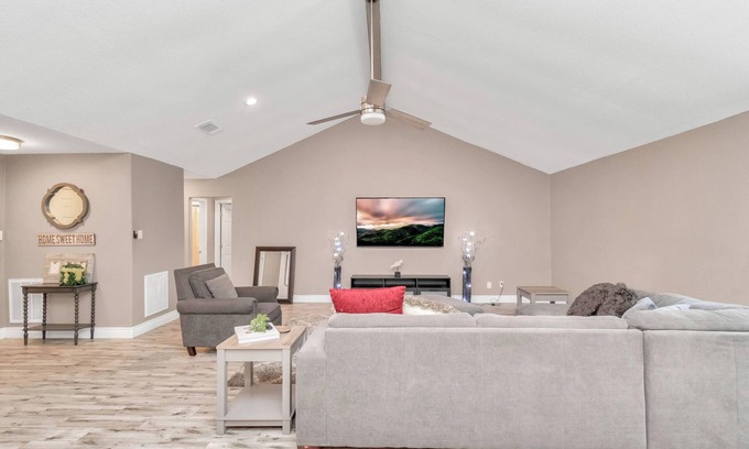 Addicks House | 🔥3 King Suites MD Anderson 30+ Nights 3min to I-10 Med Center Fast WiFi Garage