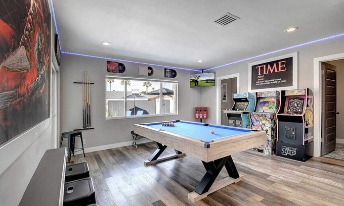 Village Grove House | 3 Master Suites Theater Game Room Near Old Townnn
