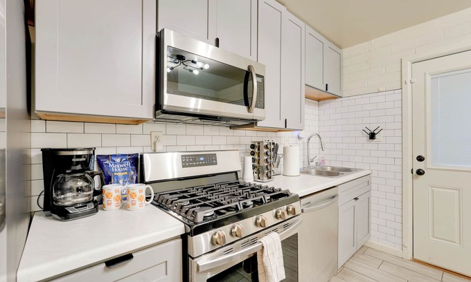 Downtown Phoenix Apartment | 3 Mi to Dtwn Phoenix: Apt w/Shared Patio