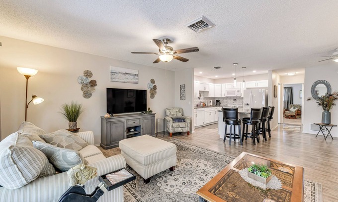 Englewood House | 3 Mi to Englewood Beach: Cozy Duplex w/Lanai!