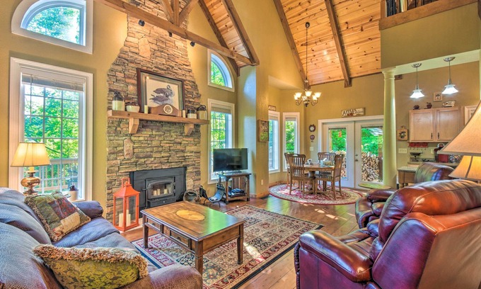 Hayesville Cabin | 3 Mi to Museums: Smoky Mountains Cabin w/Deck