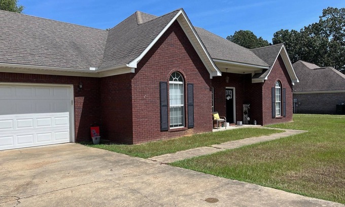 Oxford House | 3 miles from Vaught-Hemingway Stadium!