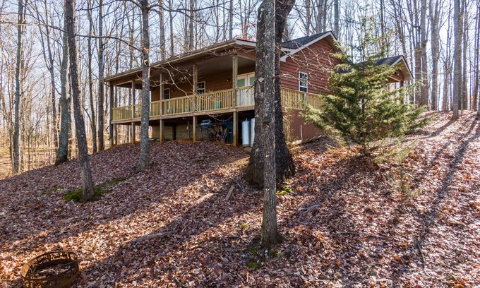 Albany House | 3 miles from Wolf Creek Dam! Boat and camper parking available