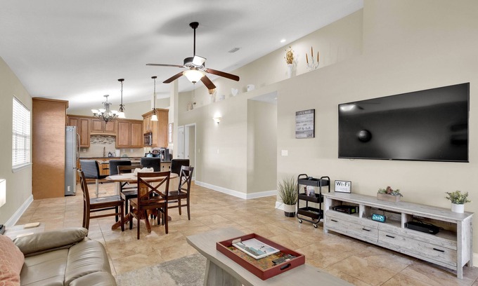 Fort Walton Beach House | 3 min drive to the beach, walking distance to downtown, 5 miles from Destin!