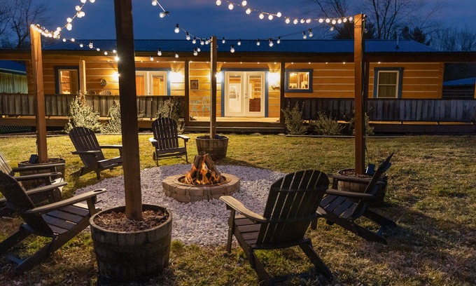 Gnaw Bone Cabin | 3 min to BCSP+Hot Tub+Fire Pit+Swing Set+Games+Pet Friendly!
