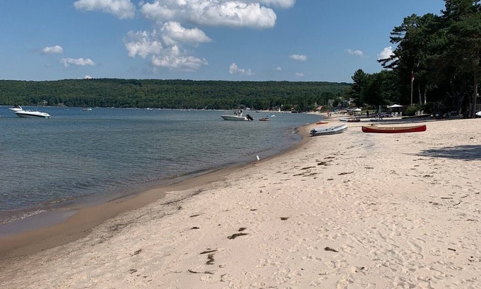 Tiny Cottage | 3 minute walk to beautiful sandy beach on Georgian Bay.