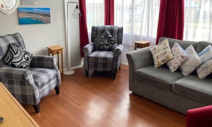 Westleigh Ski Chalet | 3 minutes from the beach, family friendly chalet on quiet park.