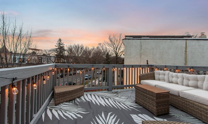 Kingman Park Bed & Breakfast | 3 Nearby DC Homes | Host Up to 30 Guests