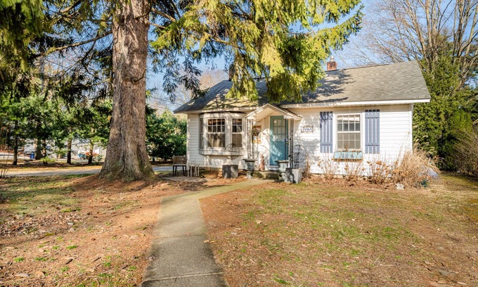 Lakeside Cottage | (3 Nt Min!) Lakeside Cottage Short Walk To Association Beach!