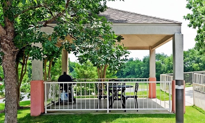 Brentwood Hotel | 3 Pet-Friendly Suites w/Kitchen l Close to Nashville Zoo & Local Trails
