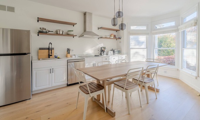 Trumbull House | 3 Queens Bed, 9 mins to SHU, Family & Pet Friendly