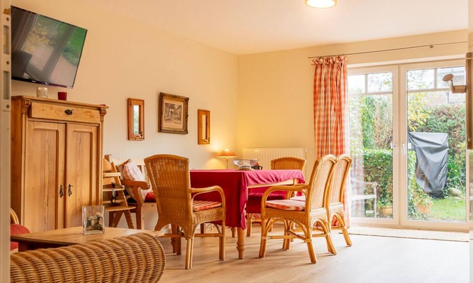 Stein Apartment | 3- Raum-wohnung im EG. Über 80 m² für bis zu 4 Personen 2x Schlafzimmer mit Doppelbetten , Großer Wohnbereich mit Sofa und Sessel, Offene Küchenzeile mit Esseplatz, Badezimmer mit Dusche und WC, Möblierte Terrasse mit Elektrogril