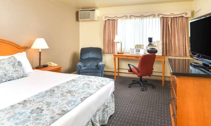 Solvang Hotel | 3 Relaxing Units in The Danish Capital of America, Parking, Swimming Pool!
