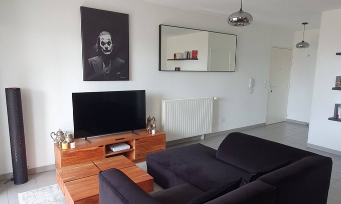 Euromed - La Joliette Apartment | 3-room apartment in secure residence terrace sea view + parking. Metro 50m away