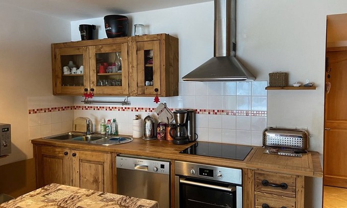 Cohennoz Apartment | 3-room apartment with pool and parking, up to 6 guests