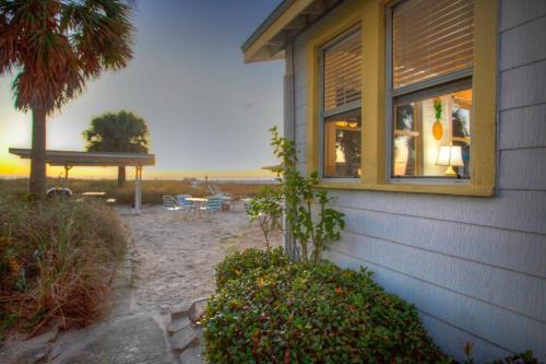 Treasure Island House | 3 - Seahorse Cottages - Sunshine