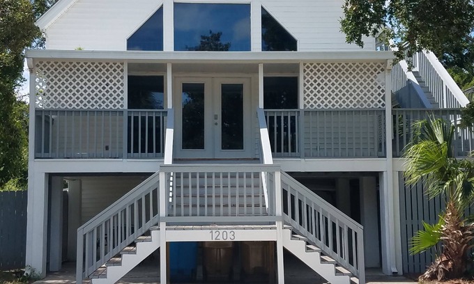 Savannah Beach House | 3 story 4br/rec rm 3ba+shw. 5 blocks to beach. 10 ages 15+. 14⬇️ free up to 8p*