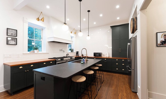Old Louisville House | 3-story Bourbon Luxe Historic Retreat 2 mi to Whiskey Row-NULU