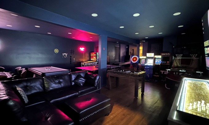 Constable Hook House | 3 Story Building: 6Bed 4Bath, Arcade, Massage Lounge, train 7min, NYC 20min