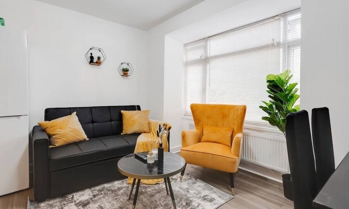 Cheetham Hill House | 3 story Family Home/Spacious & Modern/Free Parking
