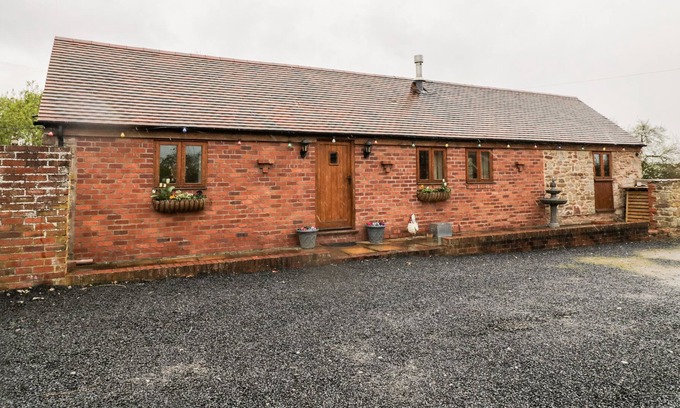 Chelmarsh Cottage | 3 SUTTON BARN, with a garden in Bridgnorth