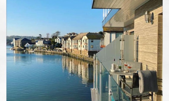 Kingsbridge House | 3 The Boatyard - Luxurious waterside 4 bed townhouse, lift, parking