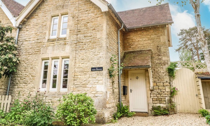 Whichford House | 3 THE GREEN, pet friendly, luxury holiday cottage in Chipping Norton
