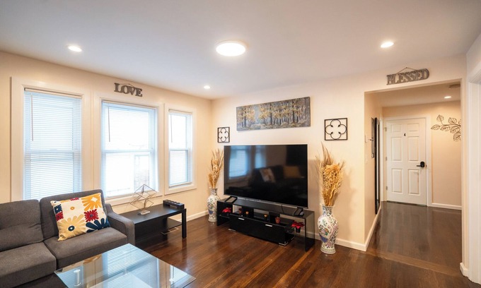 Dorchester Apartment | 30/1 - 4BR Boston - Cozy Apt near Geneva Cliffs