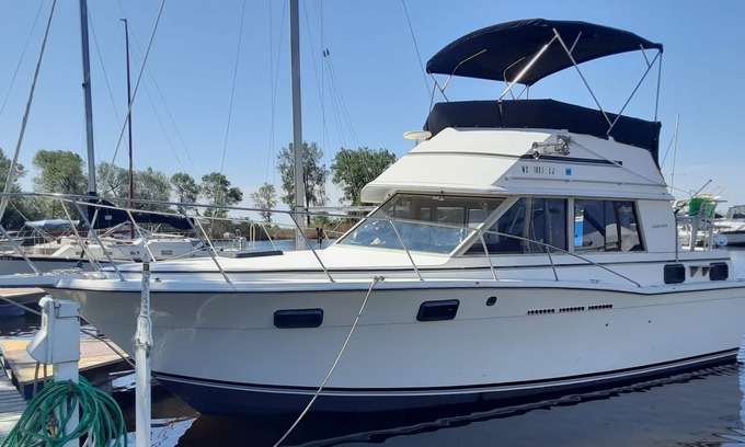 Oconto Boat Rental | 30' Carver 3007 Boat-tel