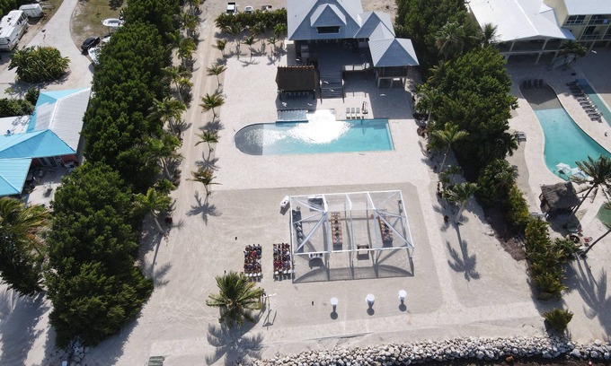 Marathon Villa | 30 DAY RENTAL ONLY!nnBeautiful 2.5 acre waterfront villa with pool , & tiki bar