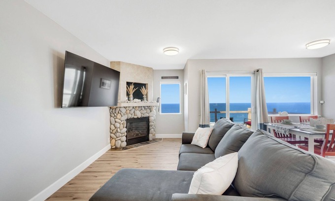 Logsden House | 30 Day Stay-Pet Friendly-Oceanfront-Fast WiFi-3bd/2ba-Full Kitchen-Washer/Dryer