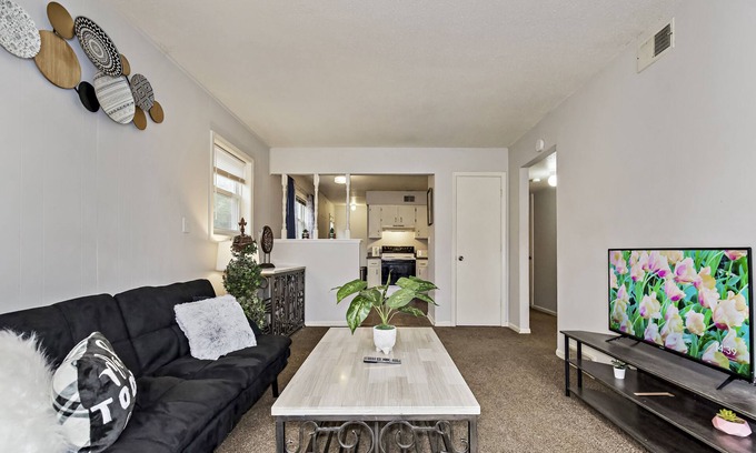 Independence House | 30 days minimum Chic 2b1b near Downtown/Stadiums in independence MO