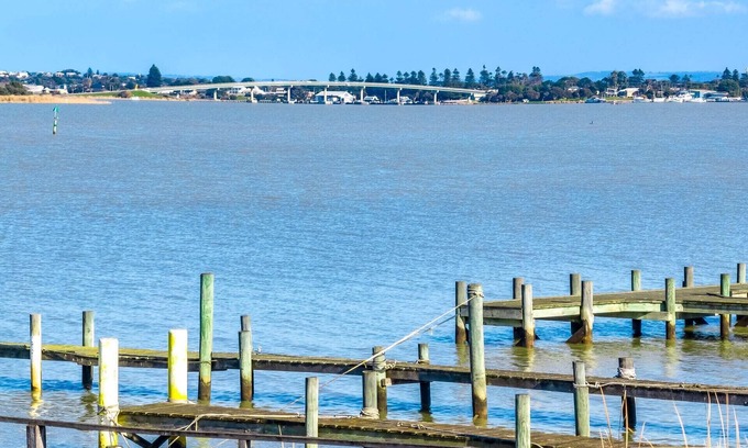 Goolwa North House | 30 Liverpool Road - waterfront stunner