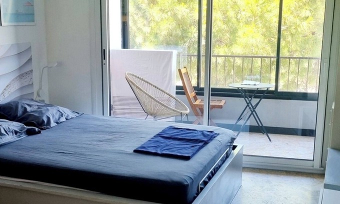 Sanary-sur-Mer Apartment | 30 m2 apartment. Located 9 minutes' walk from the port, city center and beaches.