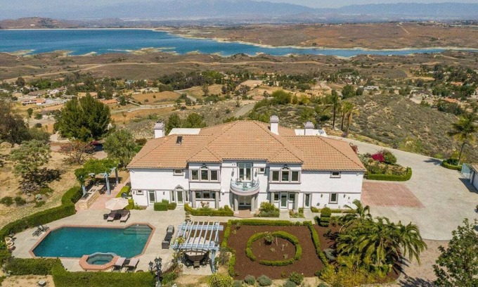 Perris House | 30+ Night Stay! Stunning House W/Pool & Spa, Bridal Suite, Views!