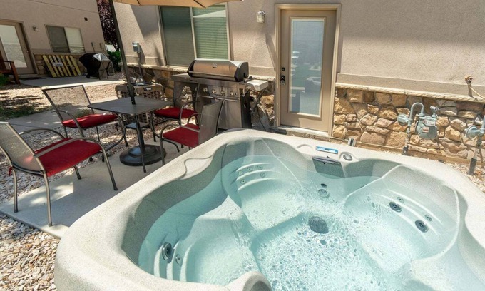 Ogden House | 30% OFF, Ski Dream Sleeps 14 in Comfort! 2 Dedicated HotTubs,BBQ,5 Min to Dwntwn