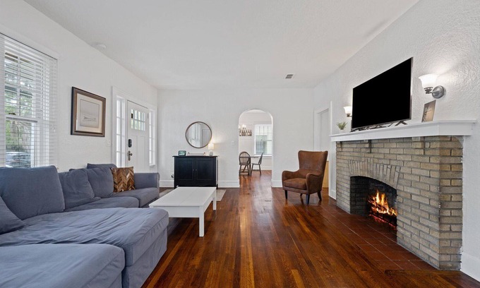 Riverside Ski Chalet | 30 Seconds to Bars! l 3bd 2 bath l Private