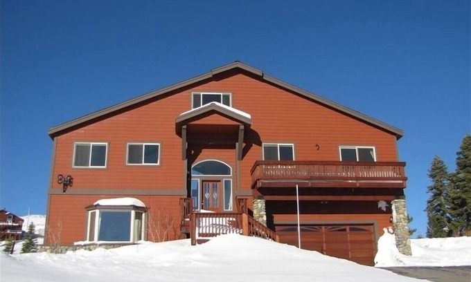 Truckee House | 3000sf 4BR+ Ski-in Ski-Out, Views & AC!