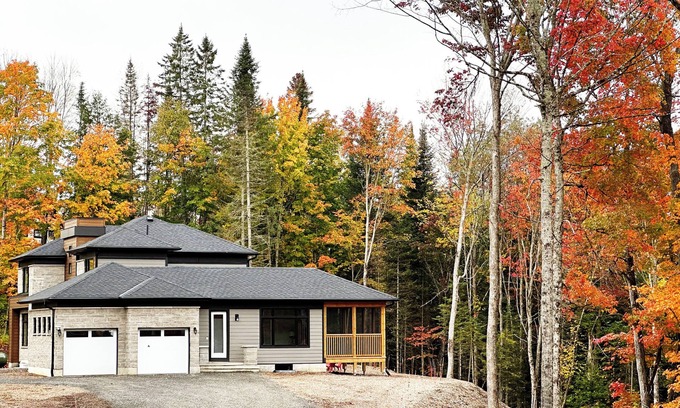 Dwight House | 3000SQF Private Retreat Modern Cottage AC Fibre Wifi Muskoka Algonquin