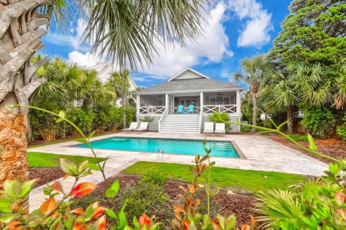 Isle of Palms House | 302 Charleston by AvantStay Stunning Private Pool