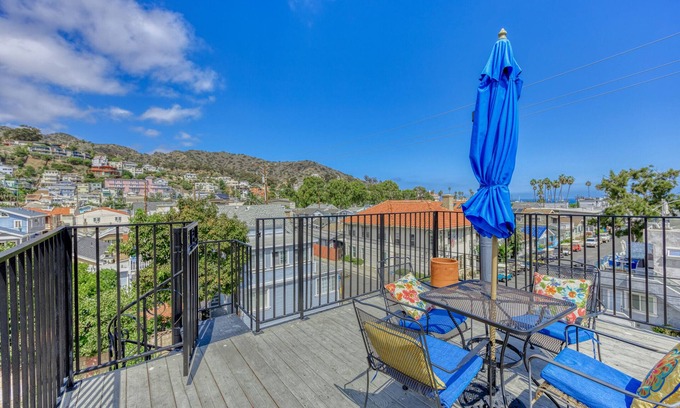 Avalon House | 302CL: Spacious Two Story Home, Balcony and Roof Top, 2 Blocks to Beach, Restaur