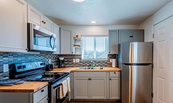 University Heights Apartment | 305 Princeton Suite 7 Overlooking NobHill