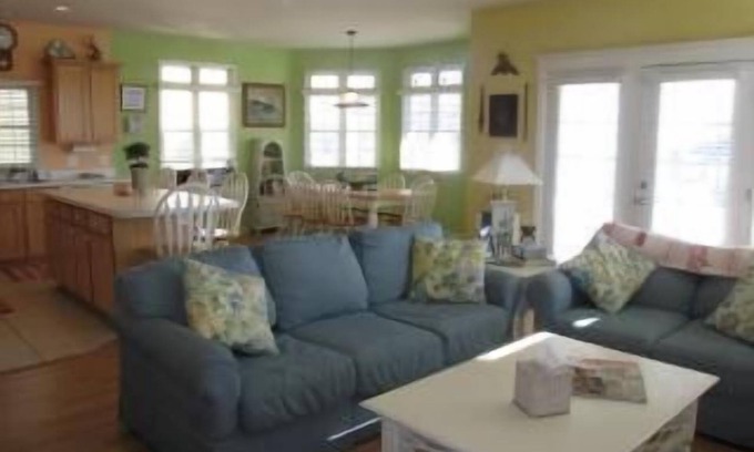 Gold Coast Condo | 3060 West Avenue--Close to the Beach