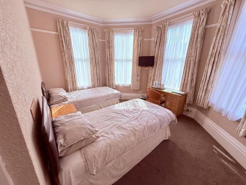 Beeston House | 307 queens road Big double room with attached toilet and shower