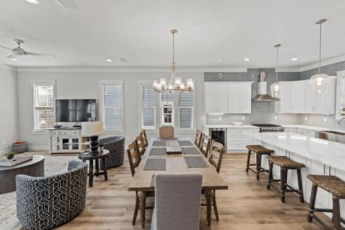Lakeside at Blue Mountain Beach House | 30A Salt Life by AvantStay Golf Cart Pool Blue Mountain